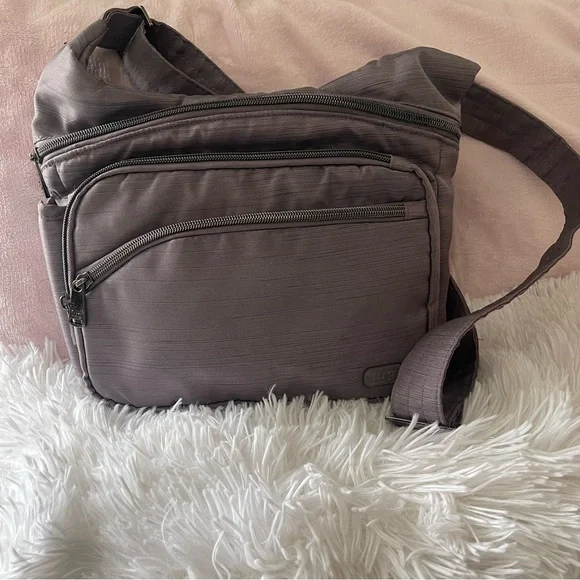 Lug Crossbody Bag sidekick - Picture 1 of 12